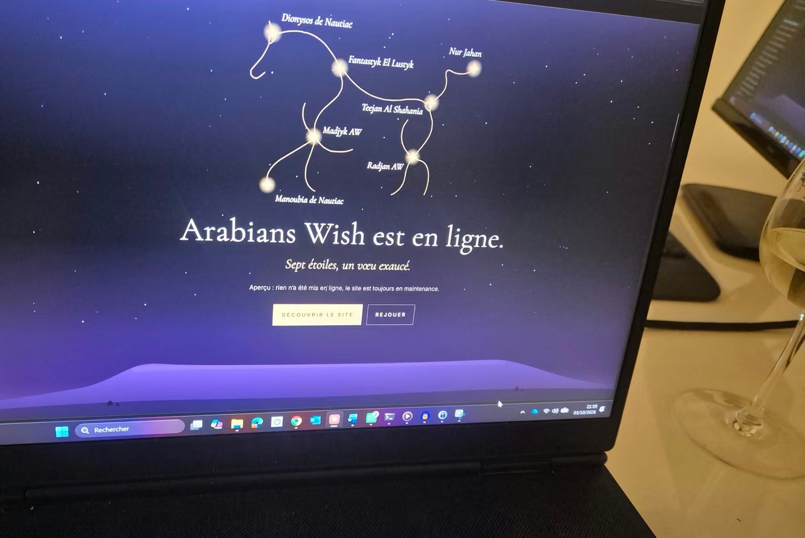 Écran affichant la page de lancement du site Arabians Wish : une constellation en forme de cheval dont les sept étoiles portent les noms des chevaux de l’élevage